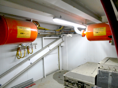 Die 150-Liter-Luftkanonen werden unter dem Silo installiert.